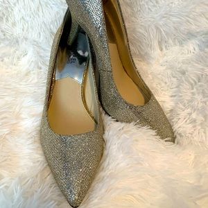 Gold sparkly pumps